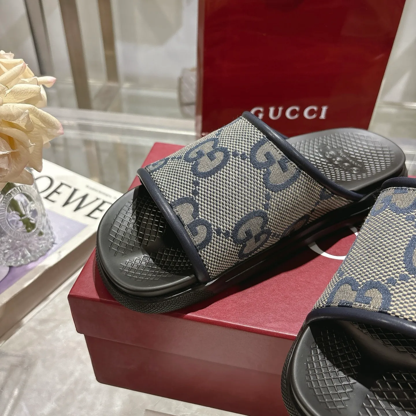 p400🐮🐮New summer men's slip-on slippers. Inspired by the summer spirit and beach clubs of the Italian coast, this piece is part of Gucci Lido. The Pre-Fall collection reinterprets the brand's signature elements and sophisticated patterns in a contemporary way. Made from black rubber, these flat sandals feature a slip-on design that reinterprets the brand's distinctive green and red web design. GG Classic Upper Men's Molded Rubber Footbed Gucci Logo Flat Made in Italy Size: Men's 40 to 47,